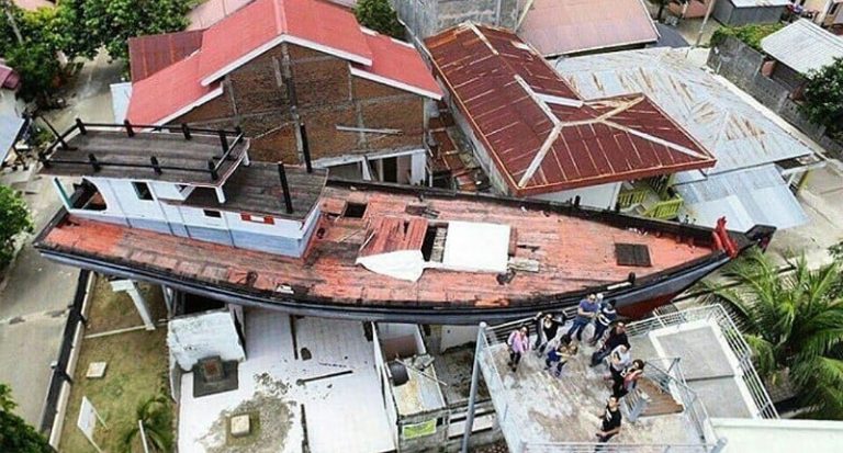 kapal di atas rumah