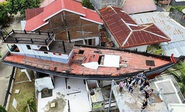 About kapal di atas rumah