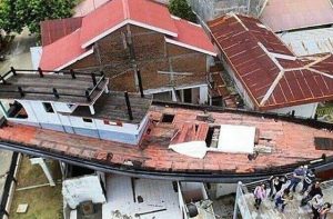 kapal di atas rumah